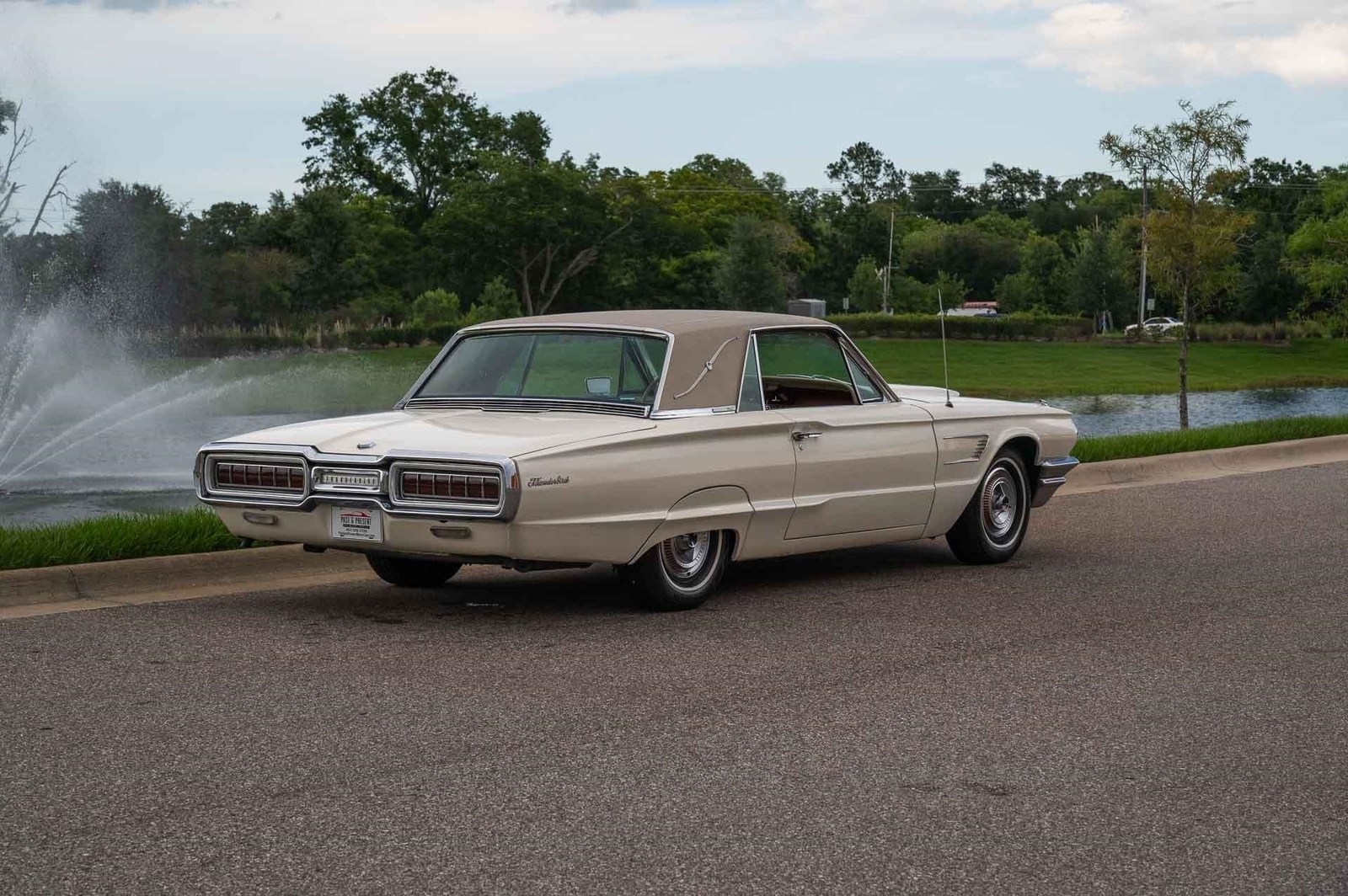 Ford-Thunderbird-1965-2-Door-5