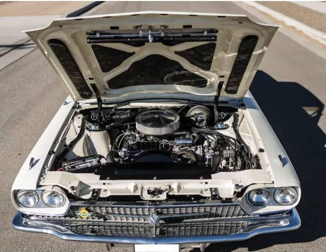 Ford-Thunderbird-1966-Windsor-whiteLight-10