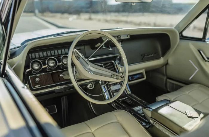 Ford-Thunderbird-1966-Windsor-whiteLight-16