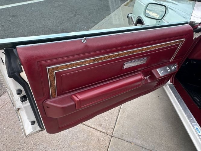 Ford-Thunderbird-1977-Polar-White-Burgundy-11