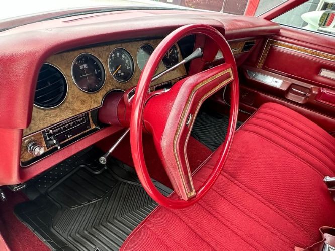 Ford-Thunderbird-1977-Polar-White-Burgundy-9