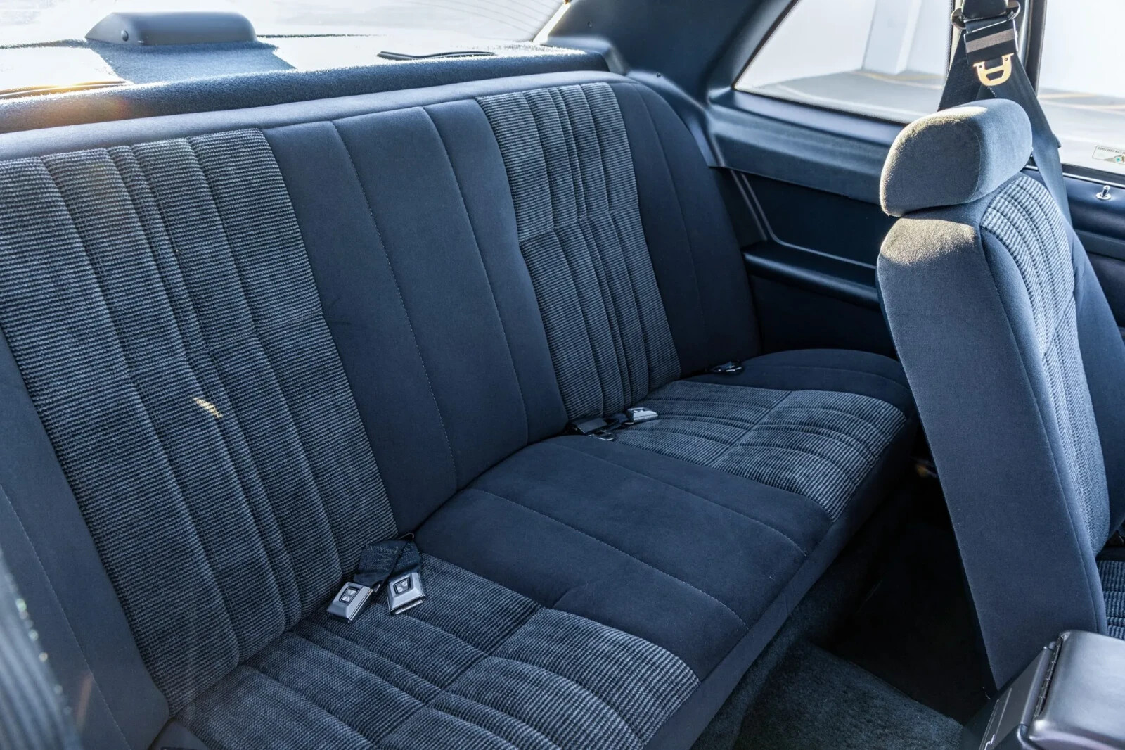Ford-Thunderbird-1987-Sedan-30