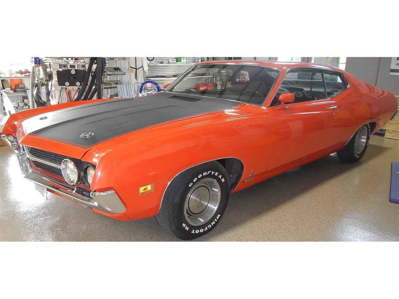 Ford-Torino-1970-Calypso-Coral-Black-3