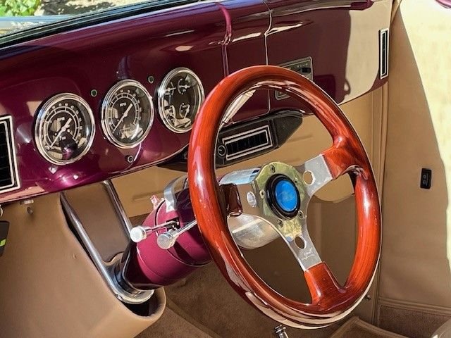 Ford-Tudor-1935-purple-tan-12
