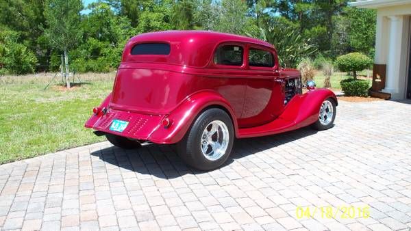 Ford-Victoria-1933-Red-Tan-3