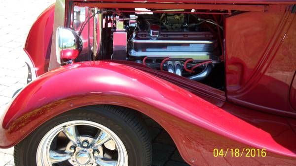 Ford-Victoria-1933-Red-Tan-4