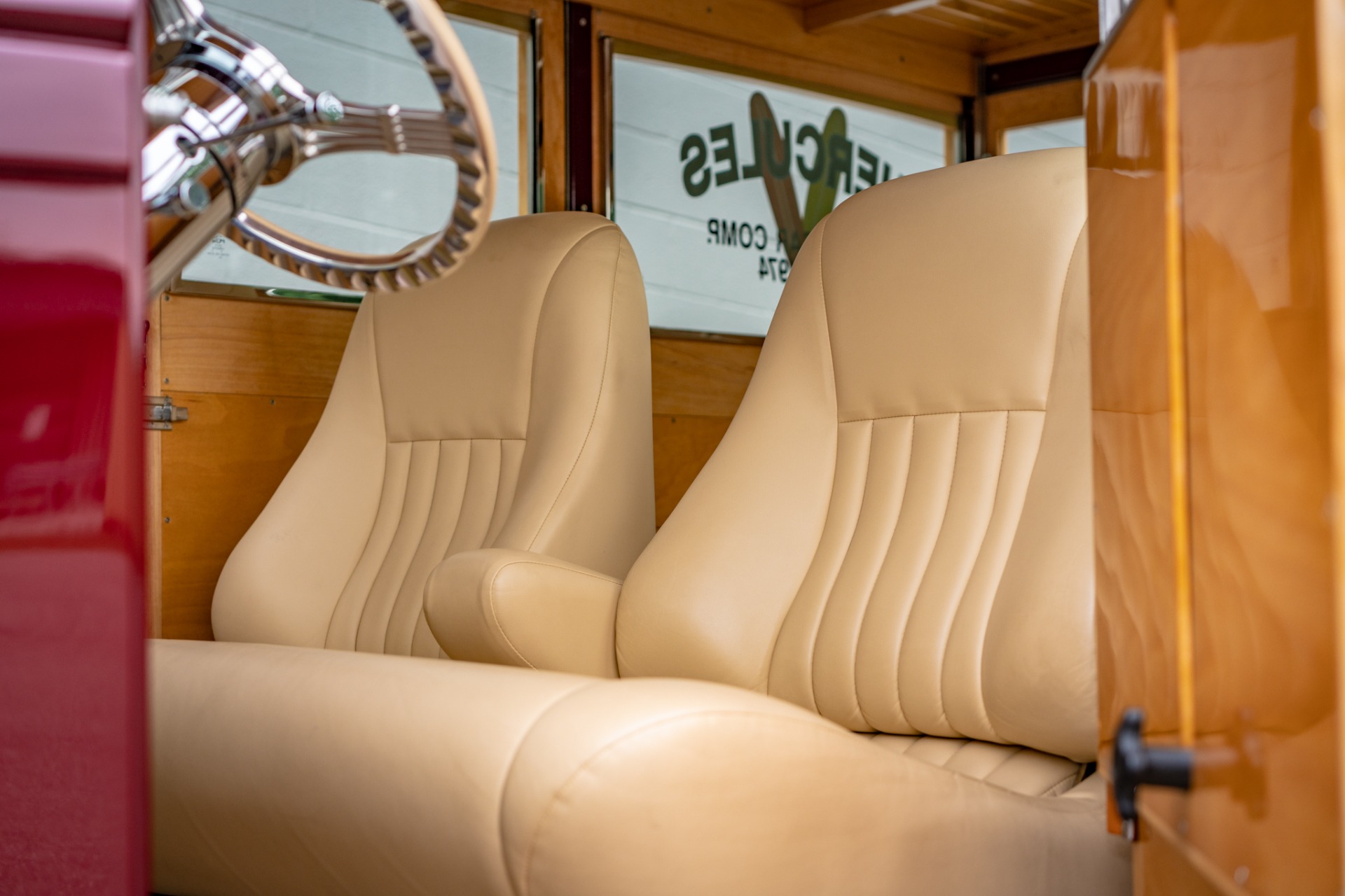 Ford-Woody-1932-BurgundyMaroon-BeigeTan-15