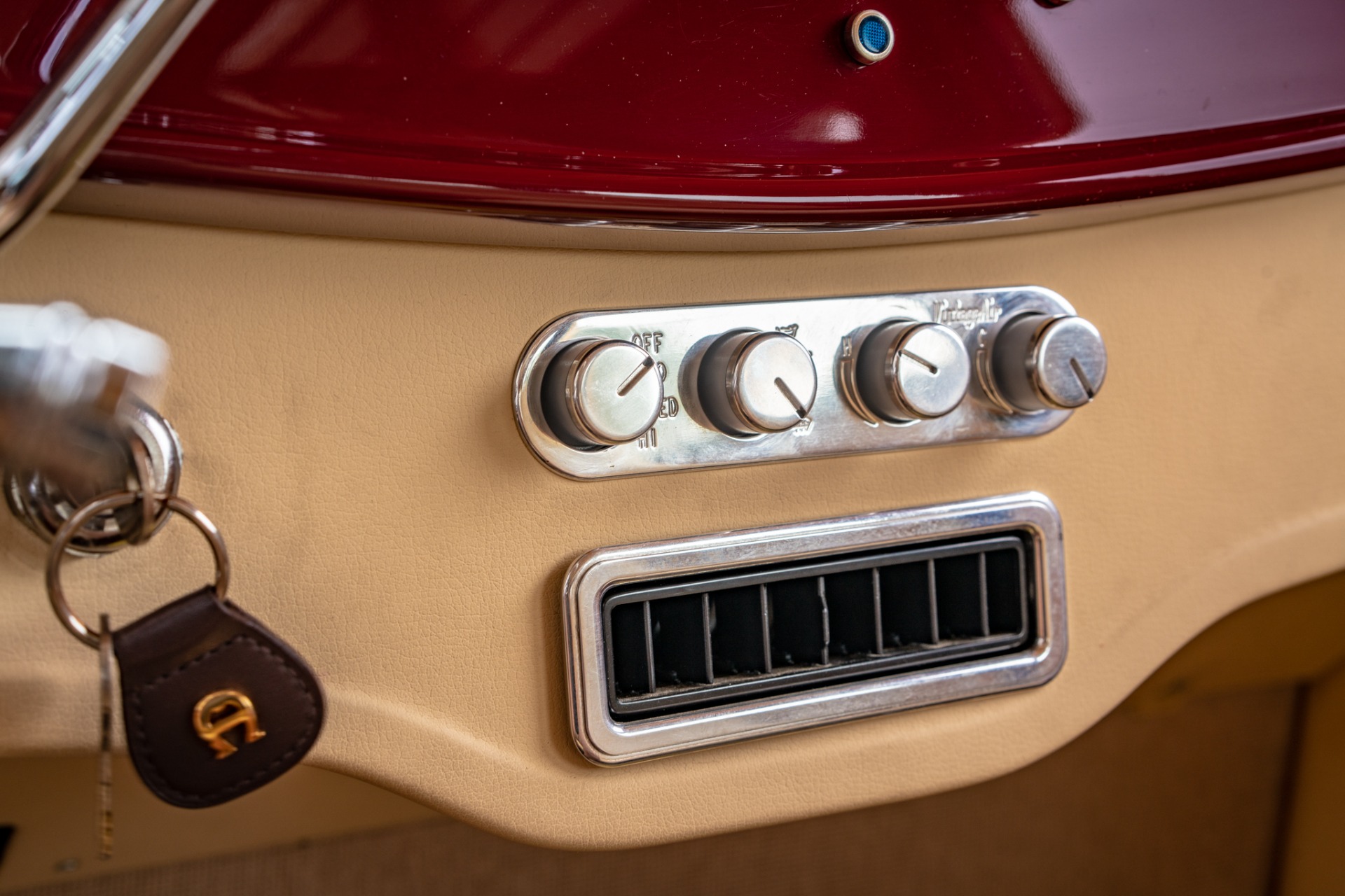 Ford-Woody-1932-BurgundyMaroon-BeigeTan-19