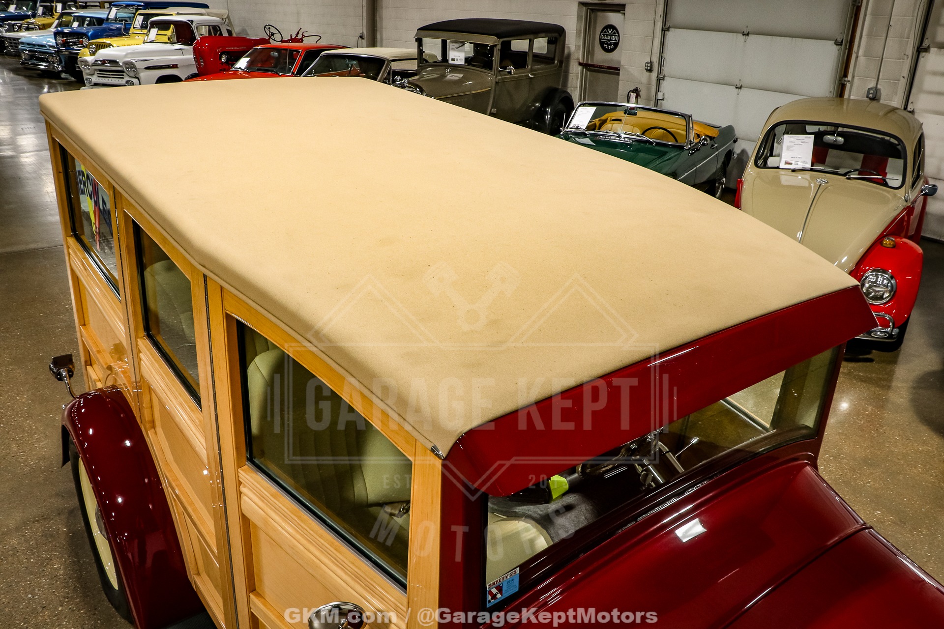 Ford-Woody-1932-BurgundyMaroon-BeigeTan-36