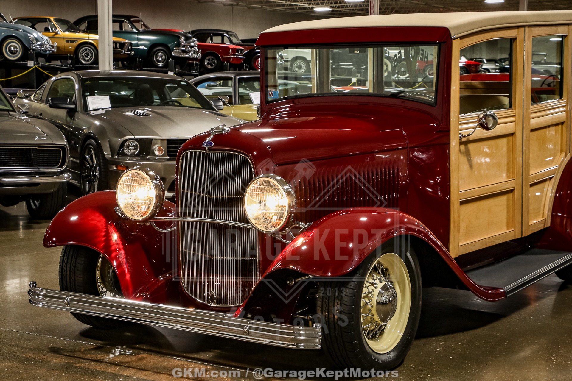 Ford-Woody-1932-BurgundyMaroon-BeigeTan-41