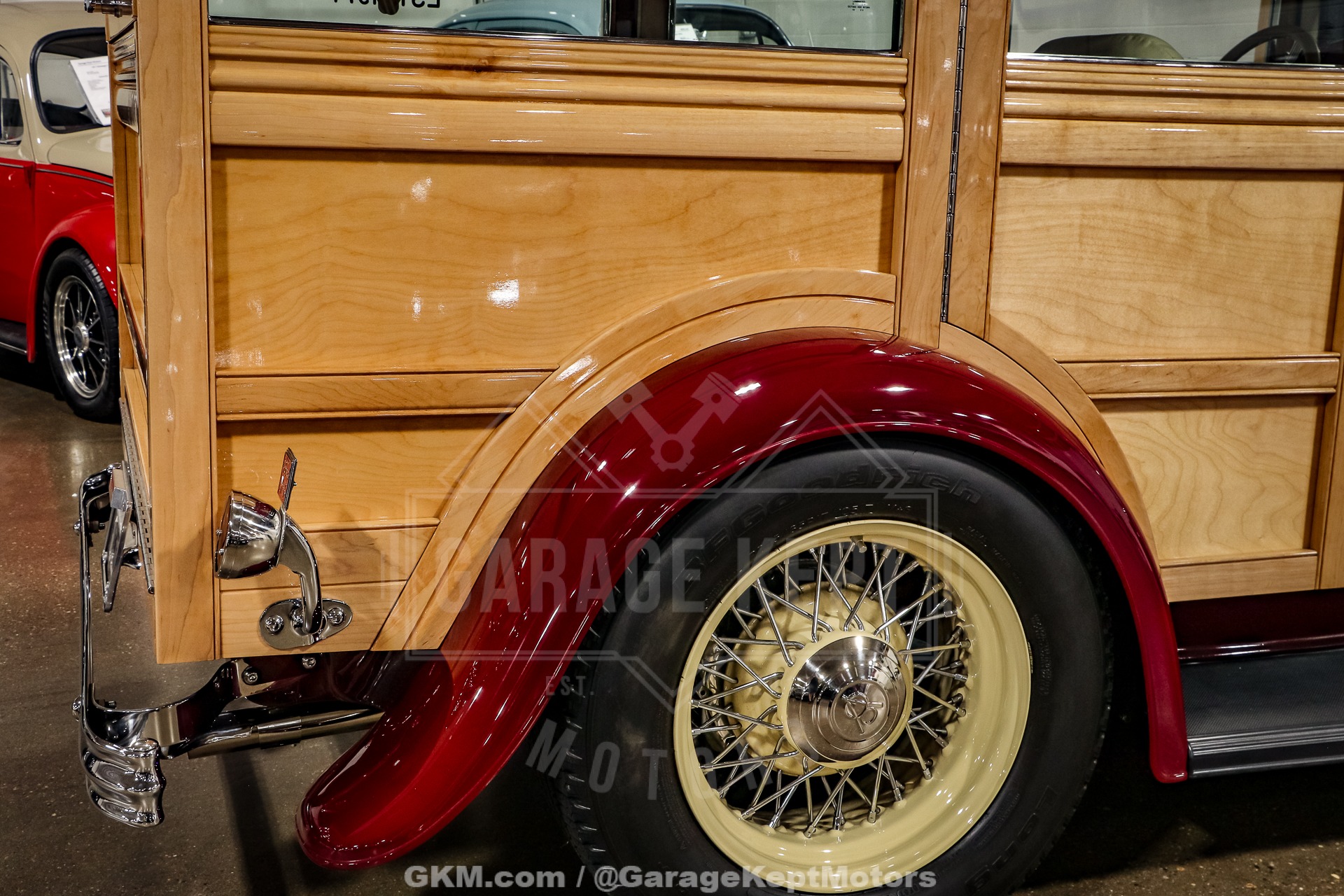 Ford-Woody-1932-BurgundyMaroon-BeigeTan-46