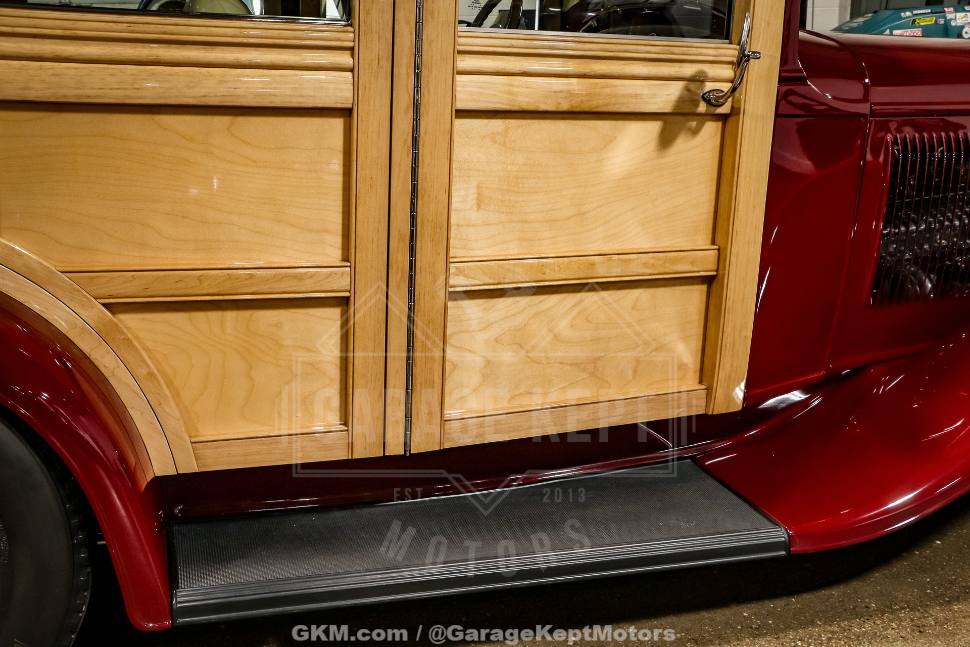 Ford-Woody-1932-BurgundyMaroon-BeigeTan-48