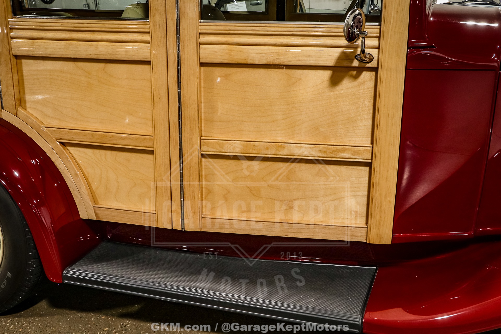 Ford-Woody-1932-BurgundyMaroon-BeigeTan-49