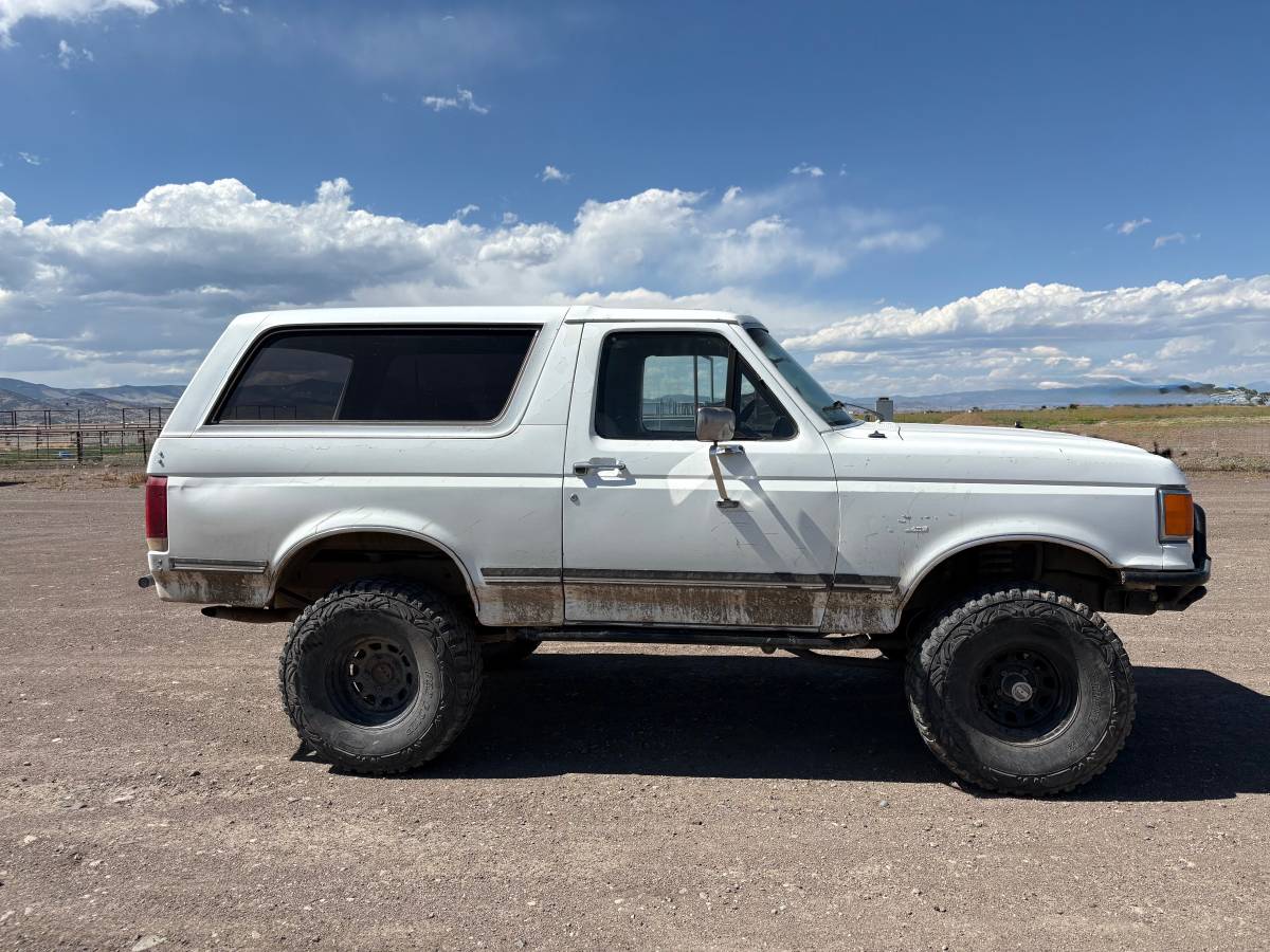 Ford-bronco-1987-white-2