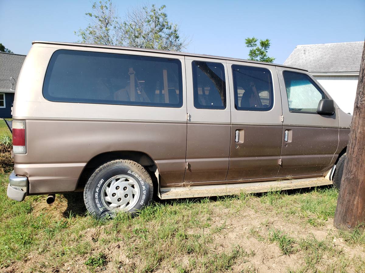 Ford-e150-club-wagon-1992-brown