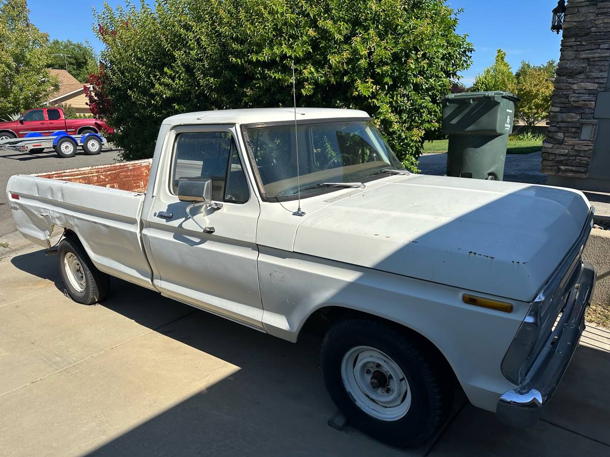 Ford-f100-custom-1973-white-1