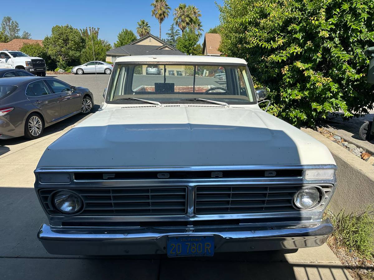 Ford-f100-custom-1973-white-2
