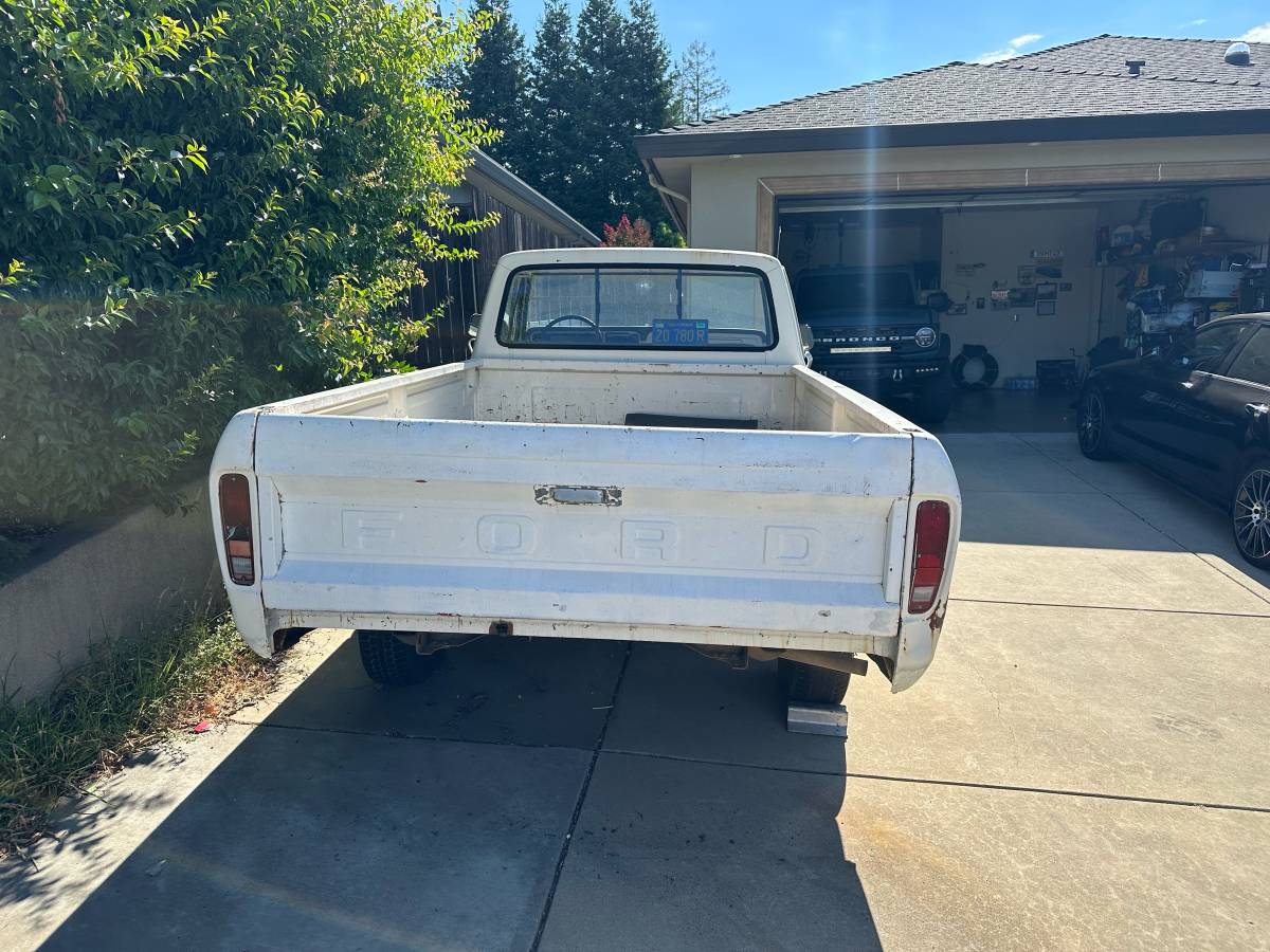 Ford-f100-custom-1973-white-7