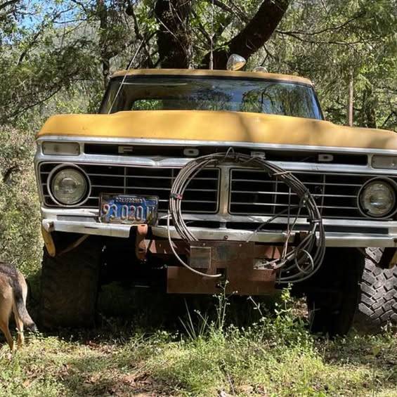 Ford-f100-custom-1974-yellow-3