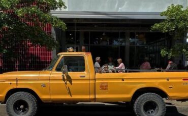 Ford-f100-custom-1974-yellow