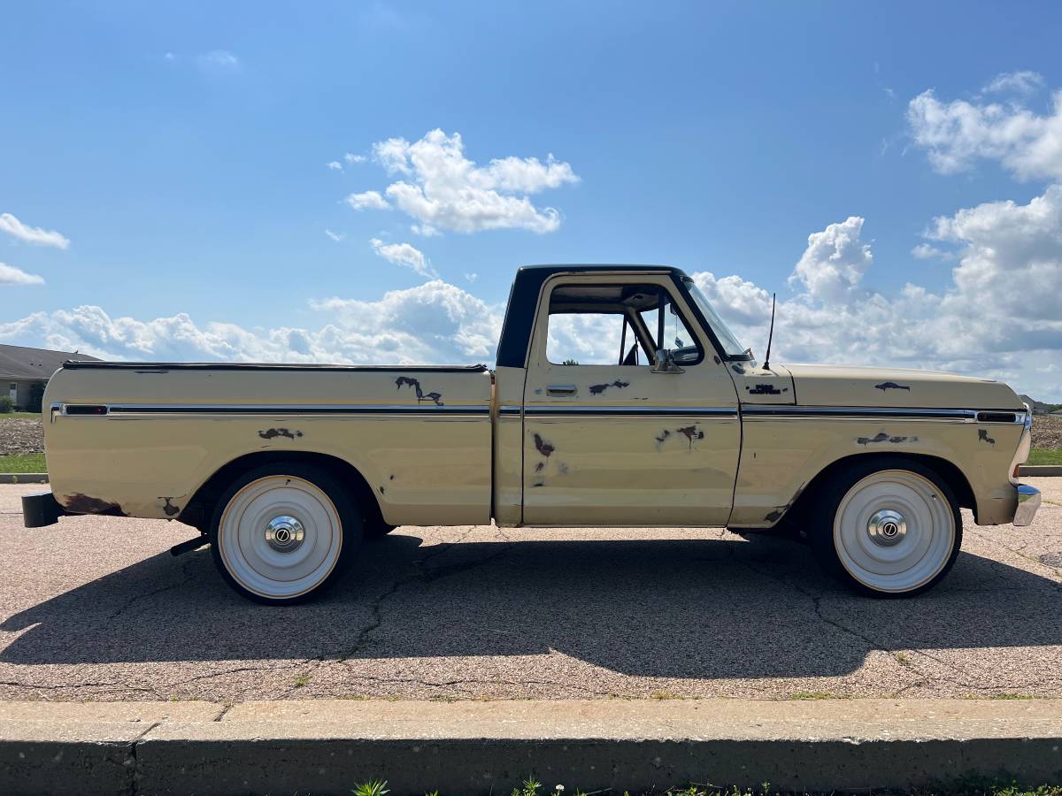 Ford-f100-custom-1979-yellow-4