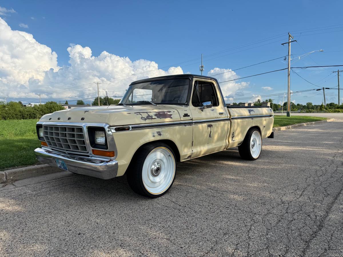Ford-f100-custom-1979-yellow