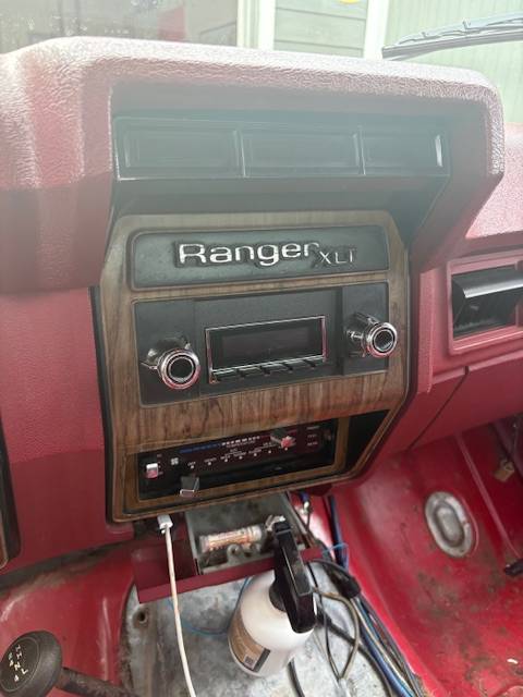 Ford-f150-xlt-4x4-1980-red-2