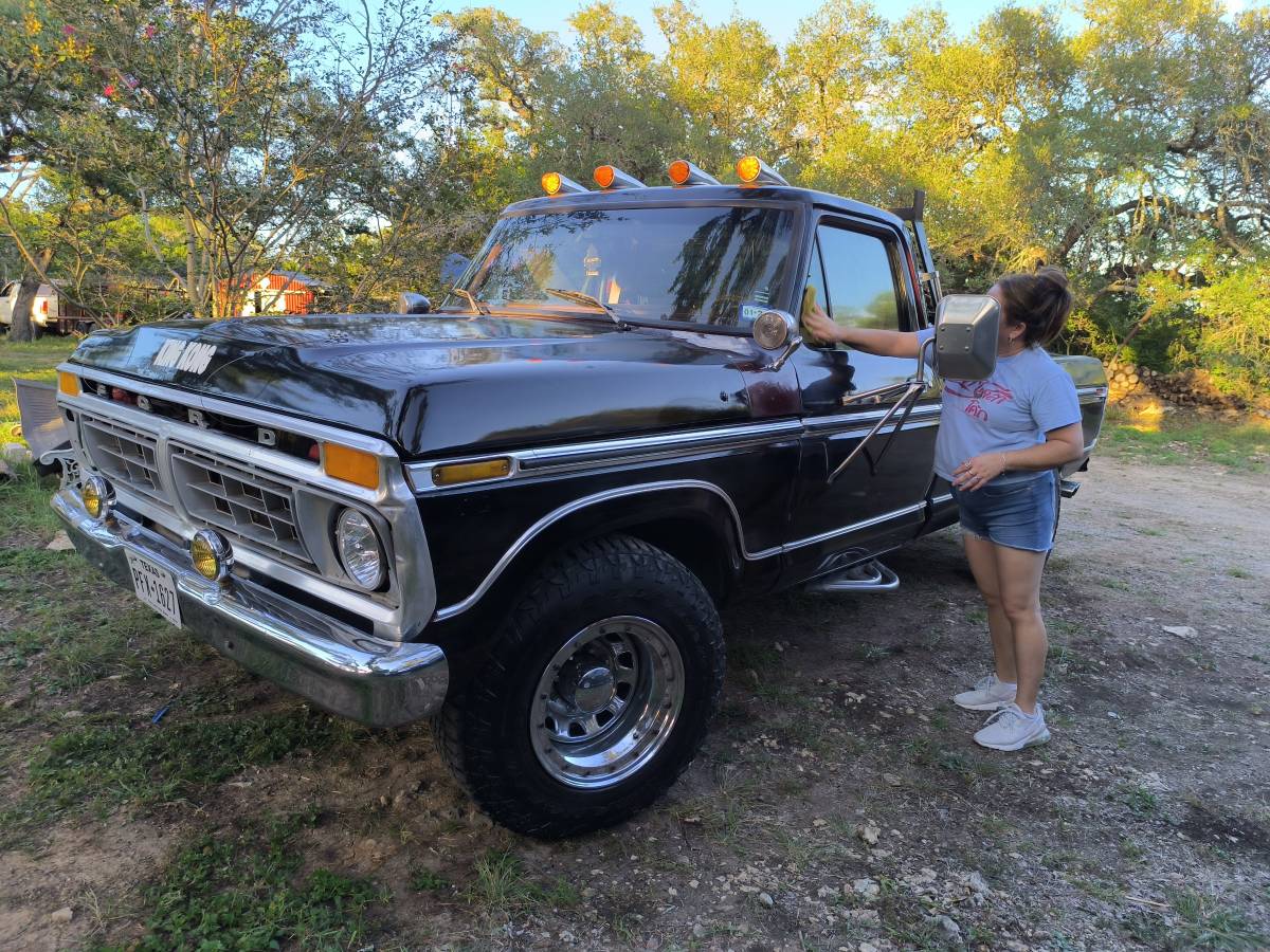 Ford-f250-xlt-ranger-1975-black-17