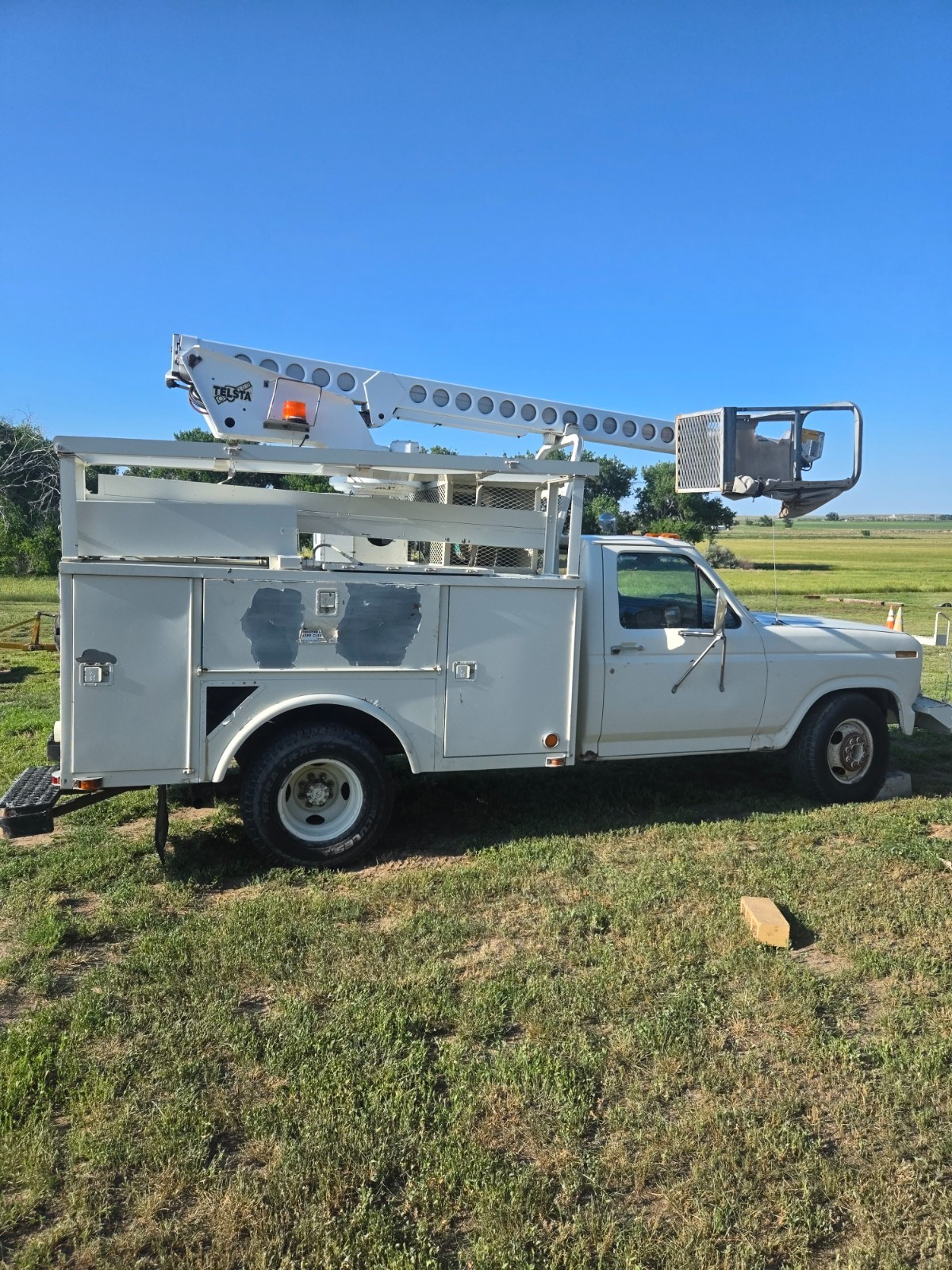 Ford-f350-bucket-truck-1984