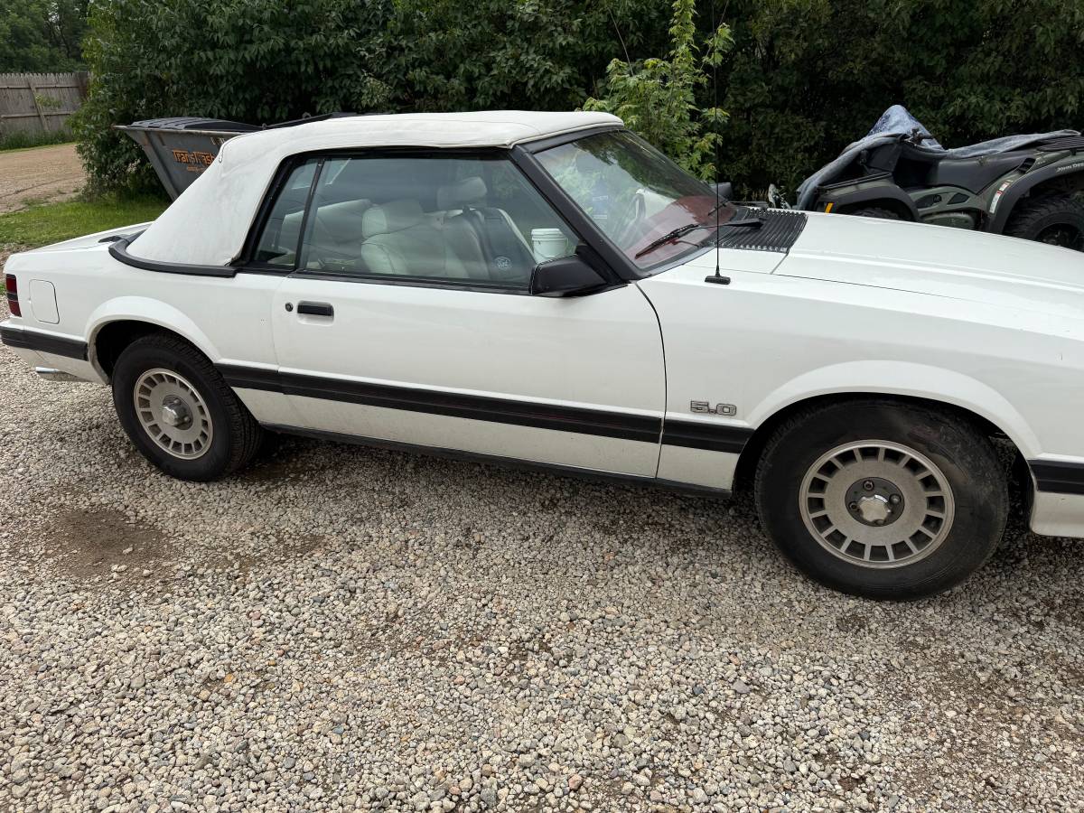 Ford-mustang-1983-white-10