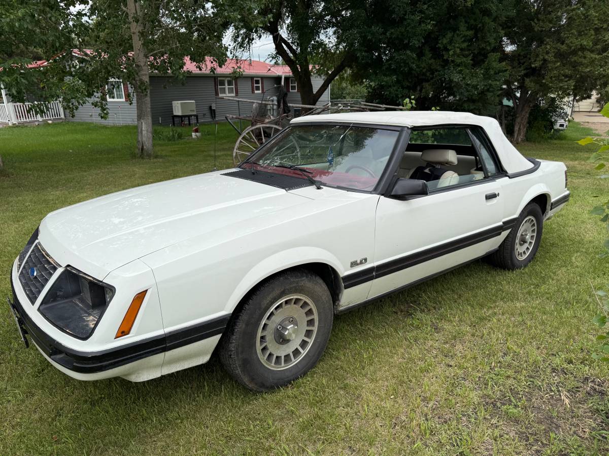 Ford-mustang-1983-white-2
