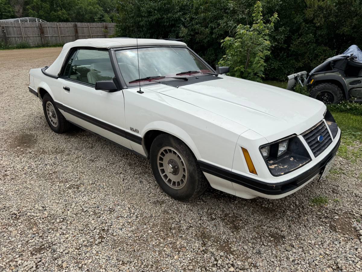 Ford-mustang-1983-white-9