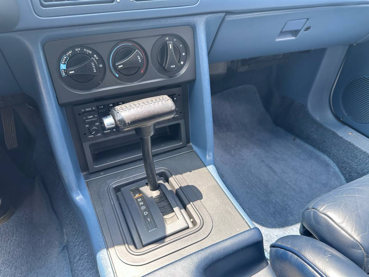 Ford-mustang-convertible-1989-white-21