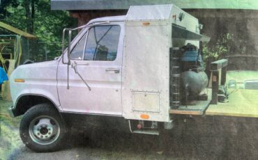 Ford-v8-costom-1977-white-1