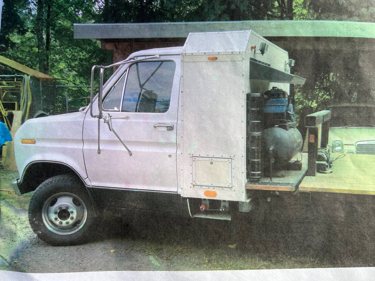 Ford-v8-costom-1977-white-1