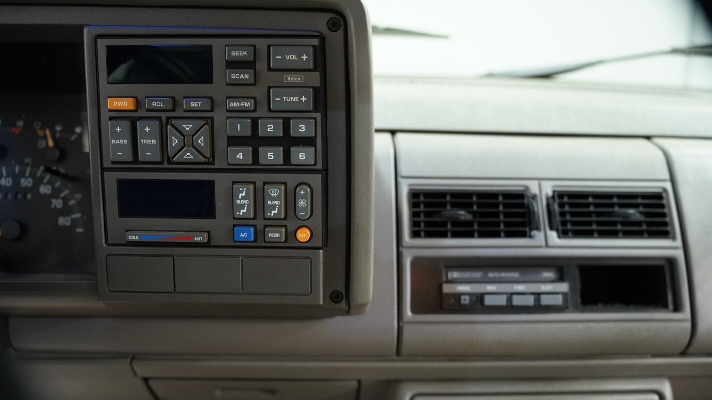 GMC-Sierra-1500-1993-Pickup-Truck-33