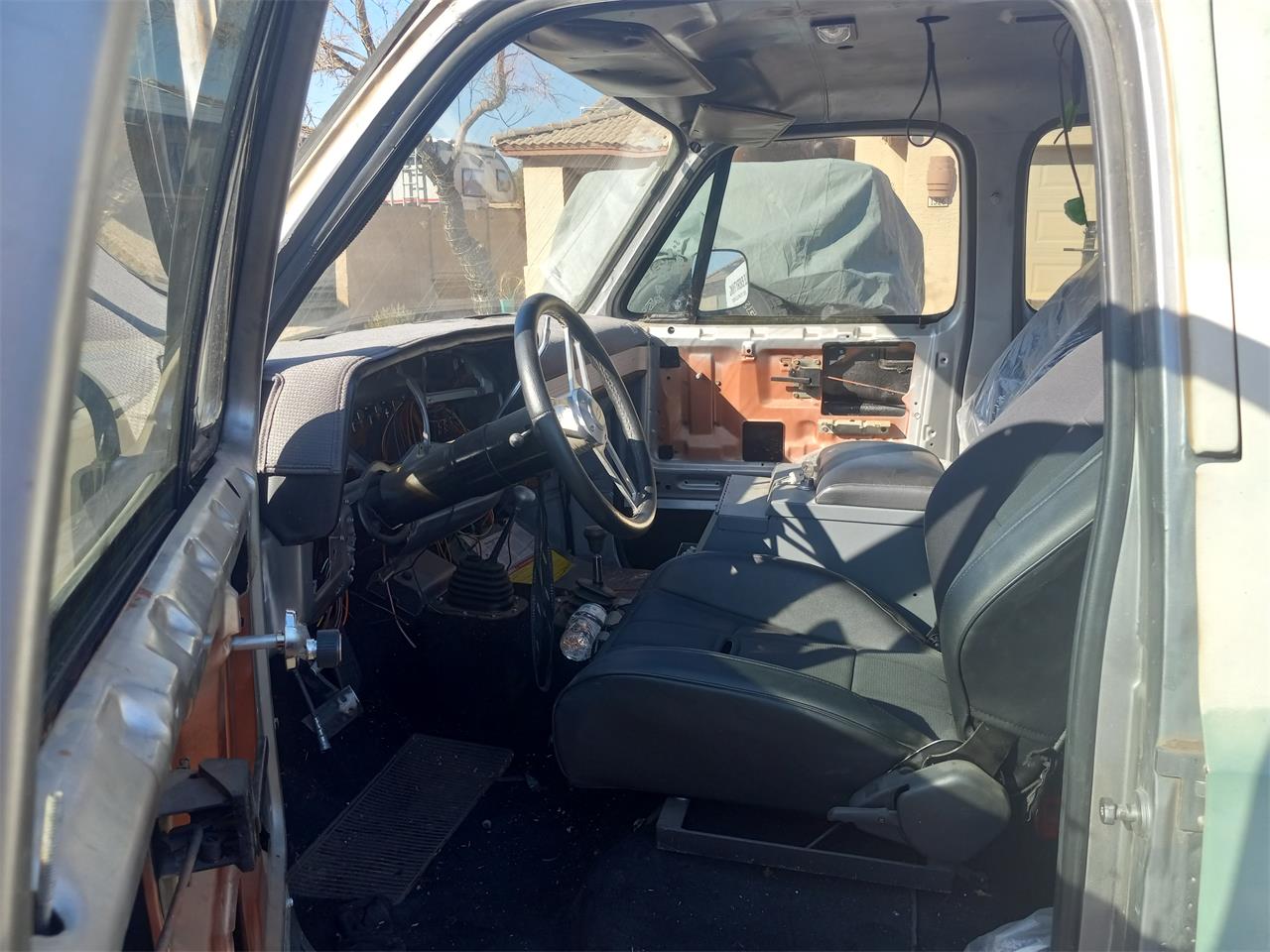 Gmc-3500-1982-Tan-Silver-and-black-11