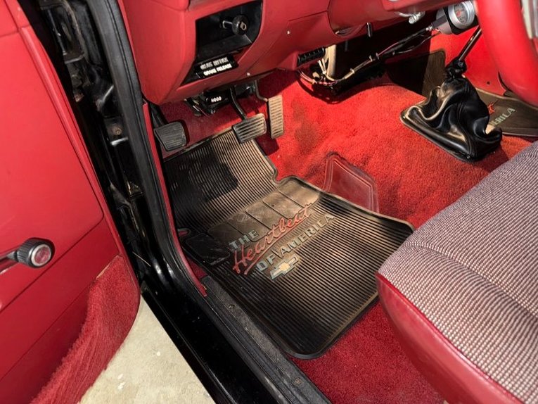 Gmc-Jimmy-1984-Black-Red-14