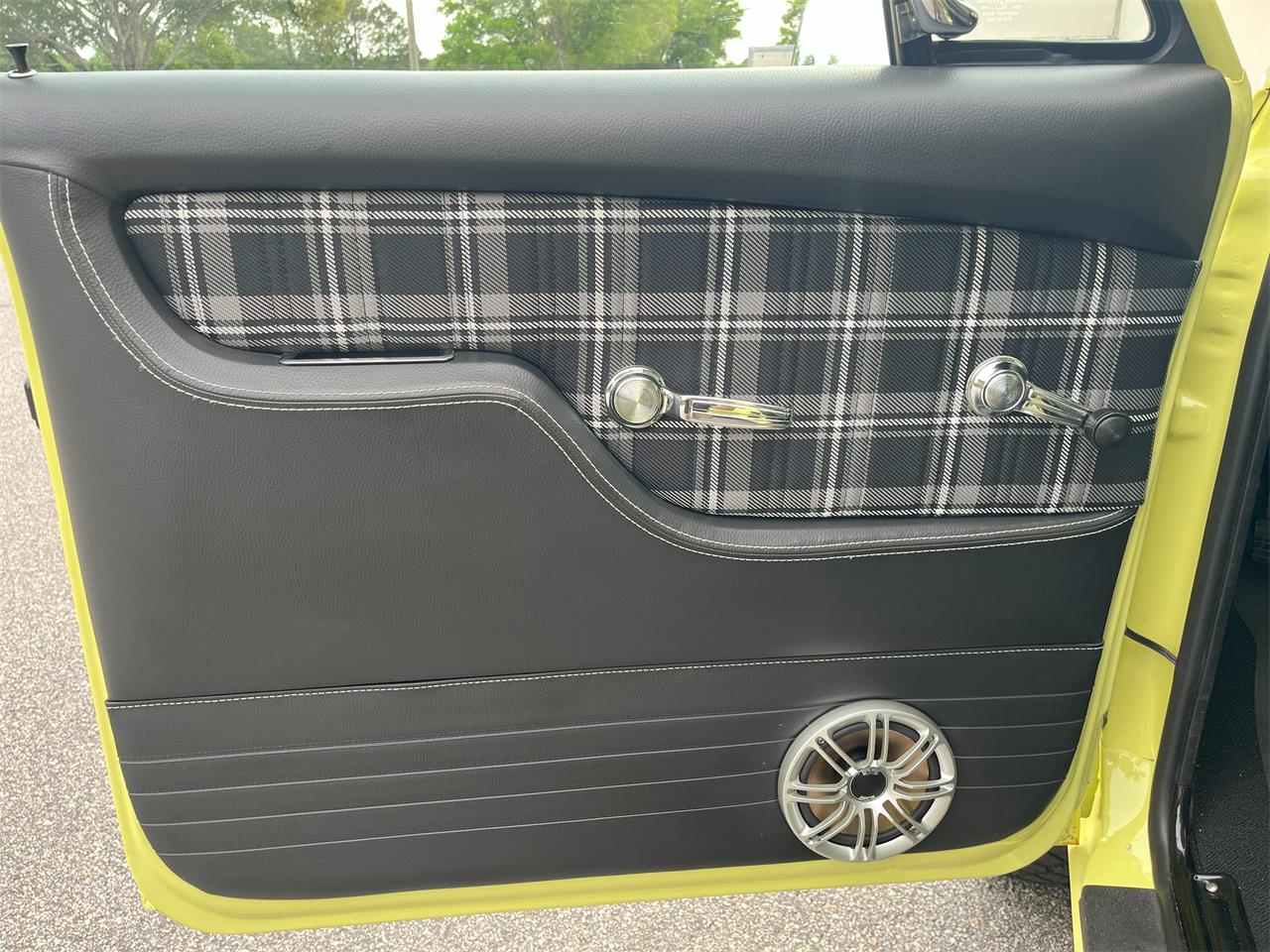 Gmc-K1500-1972-YellowWhite-Black-with-Plaid-16