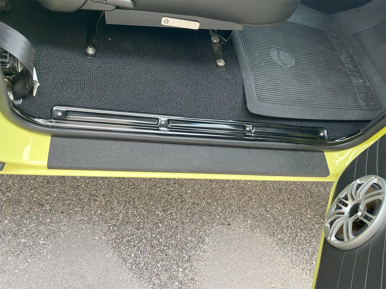 Gmc-K1500-1972-YellowWhite-Black-with-Plaid-24
