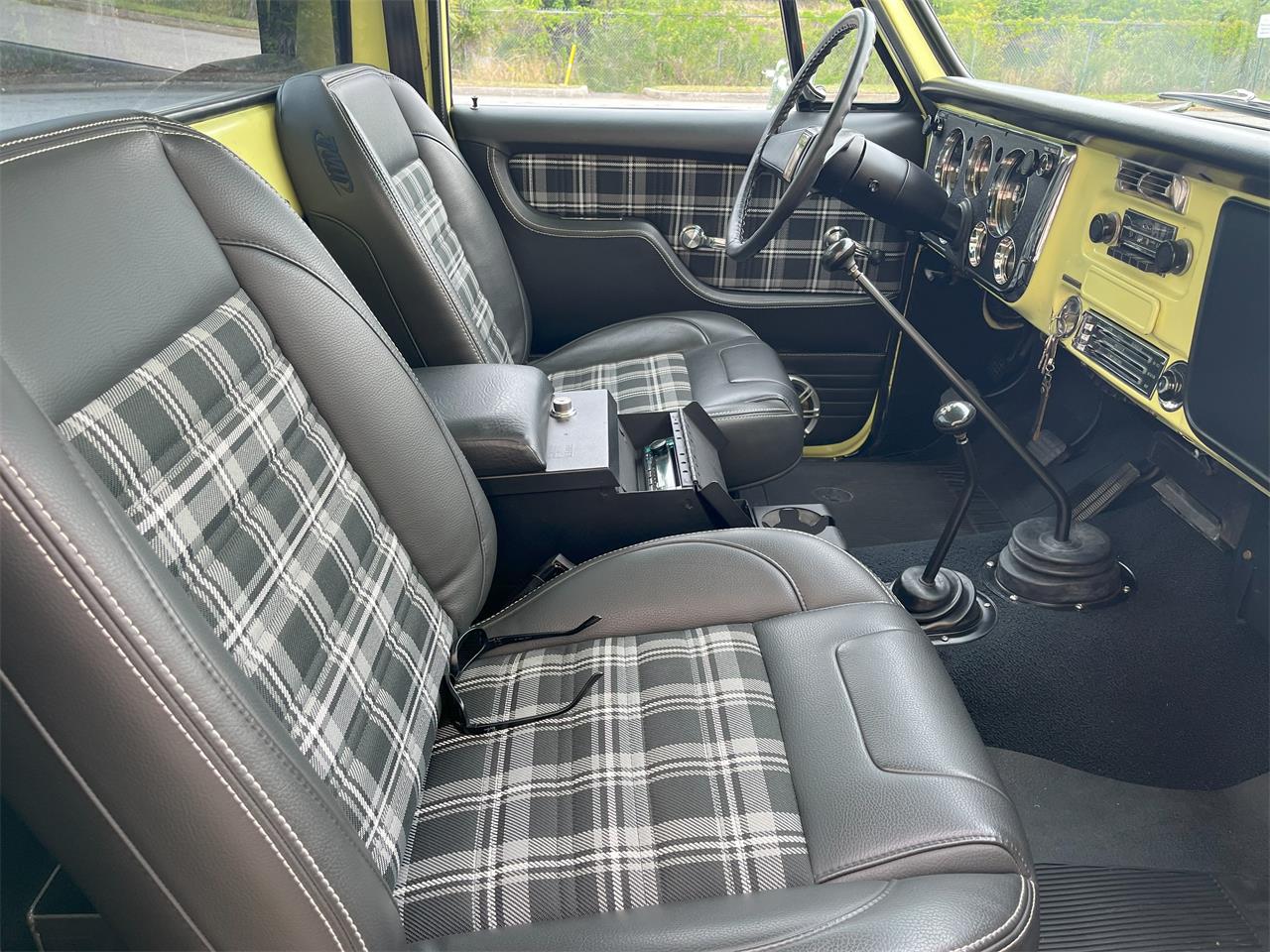 Gmc-K1500-1972-YellowWhite-Black-with-Plaid-57