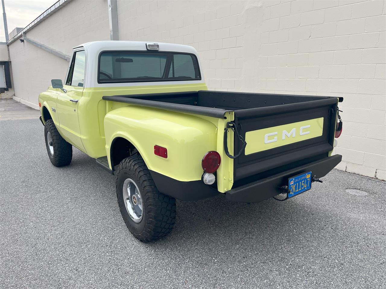 Gmc-K1500-1972-YellowWhite-Black-with-Plaid-8