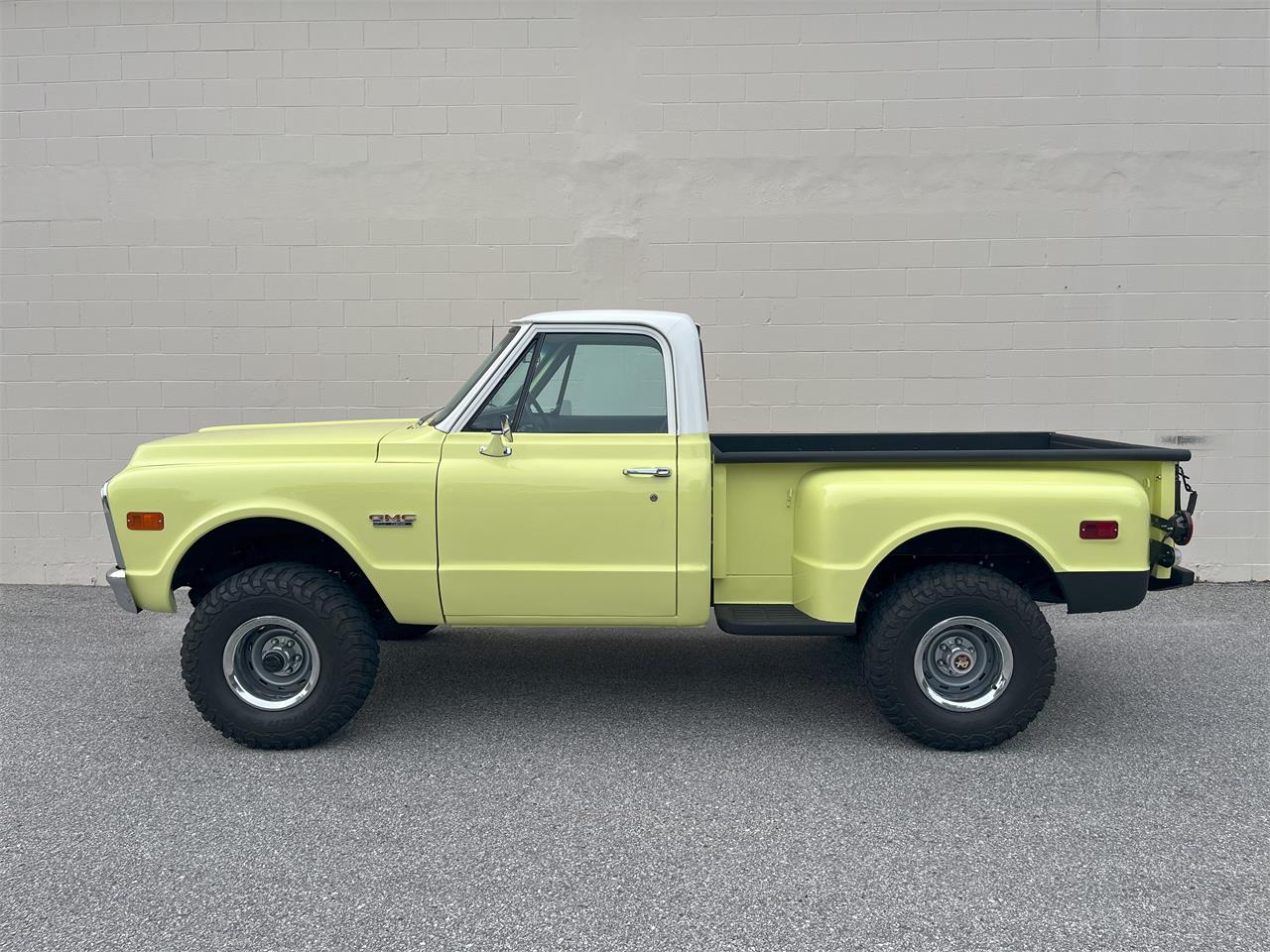 Gmc-K1500-1972-YellowWhite-Black-with-Plaid-9
