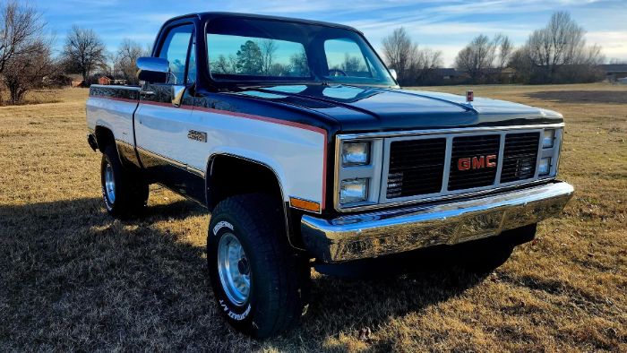 Gmc-Sierra-1984-BlackWhite-2