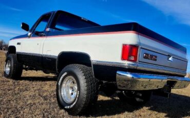 Gmc-Sierra-1984-BlackWhite-3
