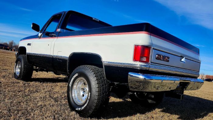 Gmc-Sierra-1984-BlackWhite-3