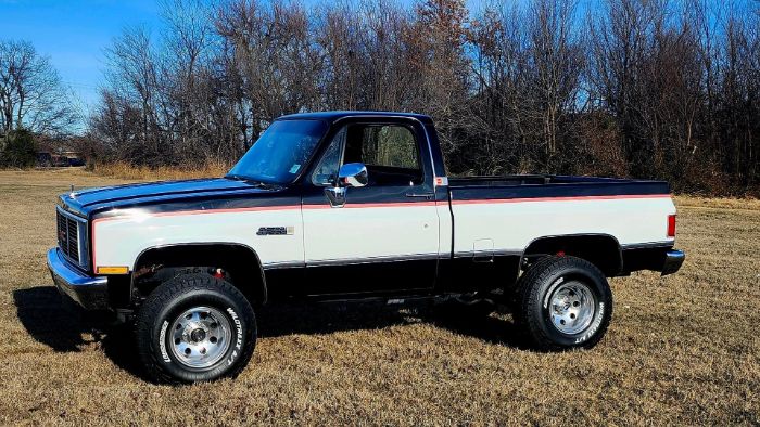 Gmc-Sierra-1984-BlackWhite-5