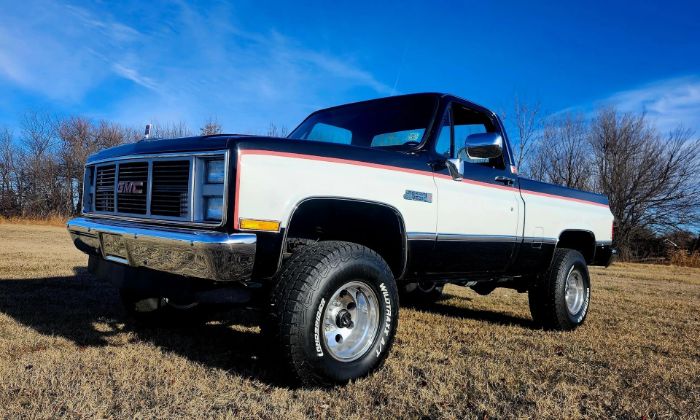Gmc-Sierra-1984-BlackWhite