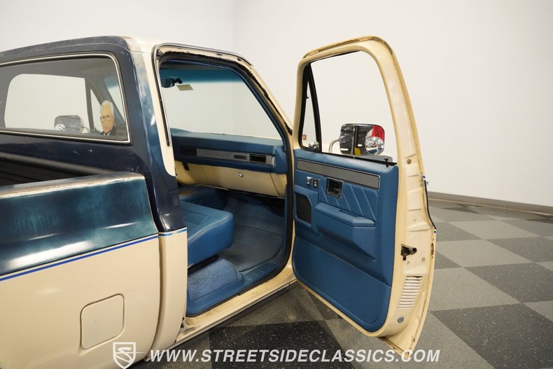 Gmc-Sierra-1985-Doeskin-Tan-Galleon-Blue-35