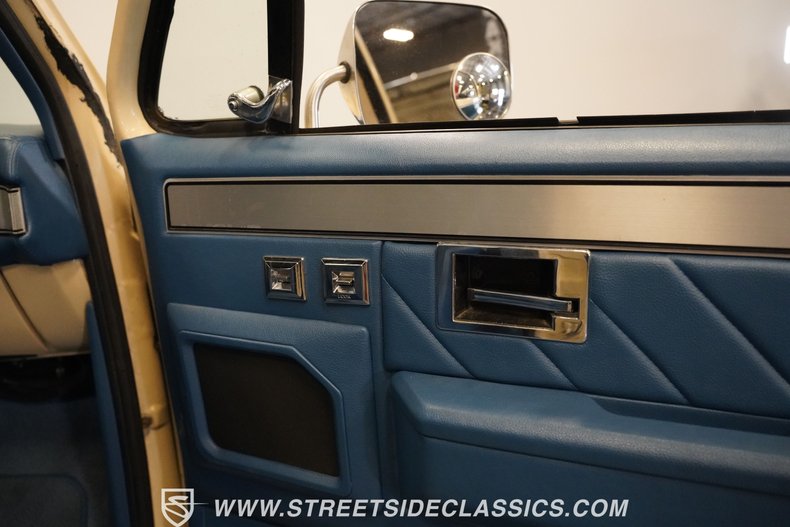 Gmc-Sierra-1985-Doeskin-Tan-Galleon-Blue-37